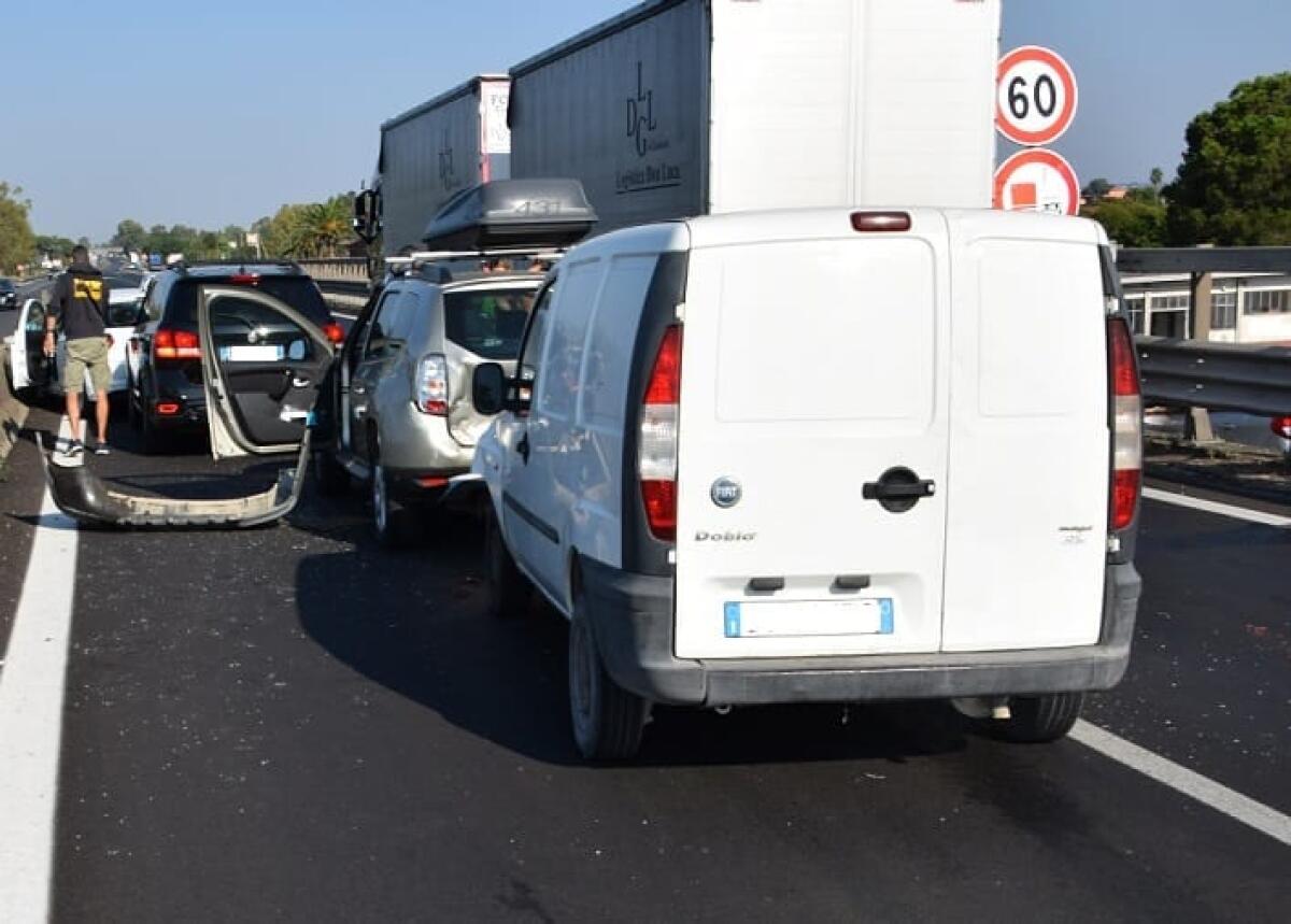 Sei mezzi coinvolti, 4 feriti e quasi tre ore di traffico paralizzato:  questo il bilancio del maxi tamponamento sulla Pontina, ad Aprilia. - 