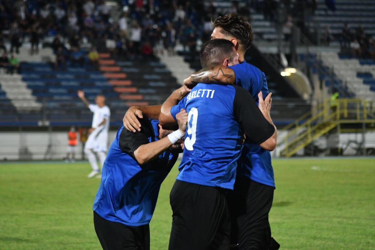 Calcio di Lega Pro: ottima vittoria del Latina Calcio, che vince la sua prima partita in casa 2-0 contro la Paganese. - 