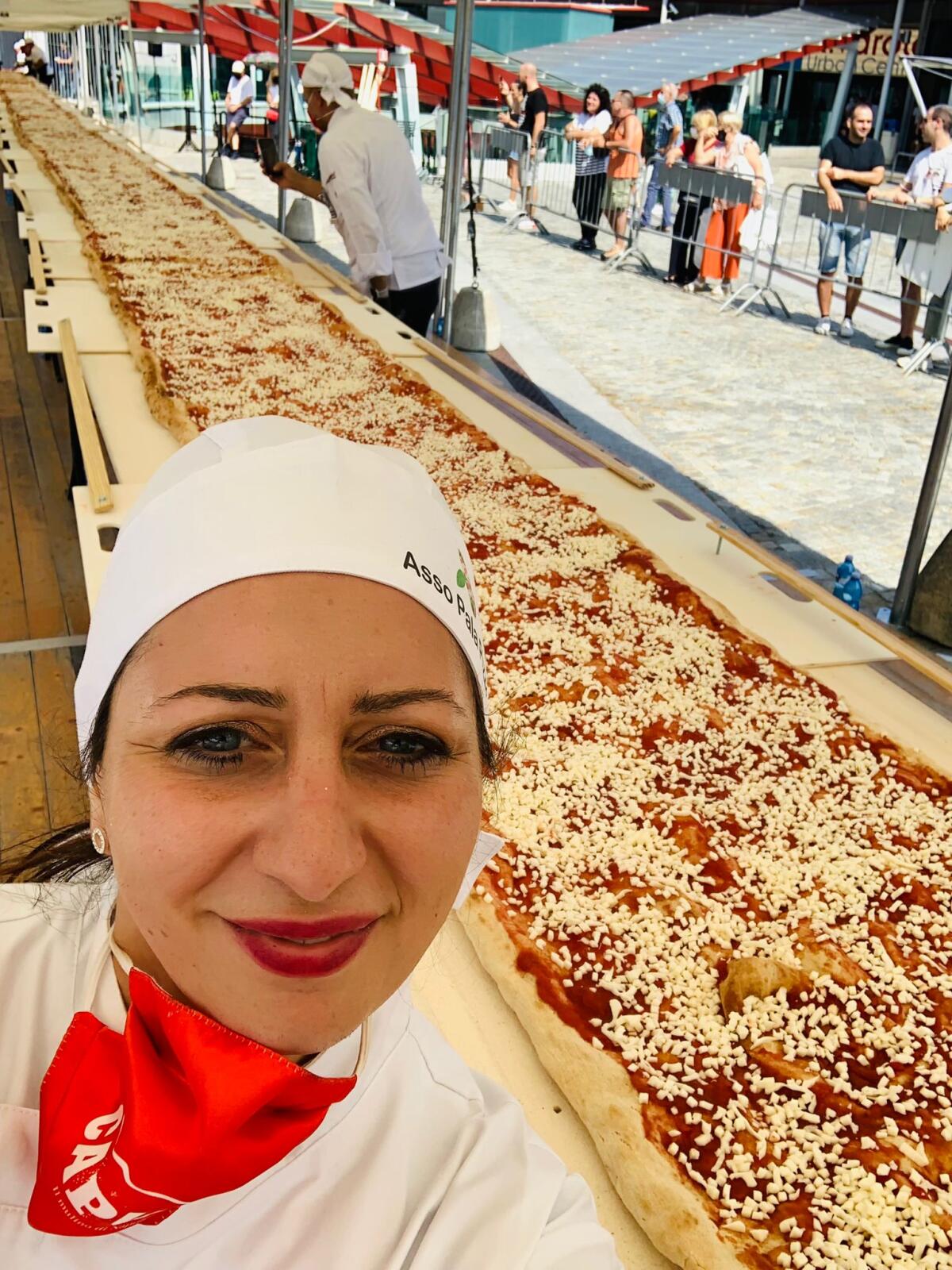 La pizza alla pala più lunga del mondo, ben 38 metri e 47 centimetri, porta la firma anche dell'apriliana Viviana Falciano. È Guinnes World Record! Il VIDEO - 