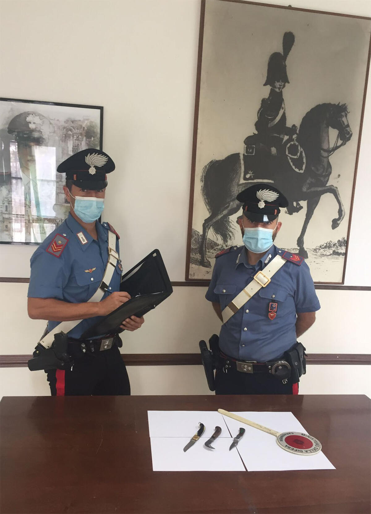 Non si ferma all'alt dei carabinieri, 22enne di Terracina fermato con 3 coltelli - 