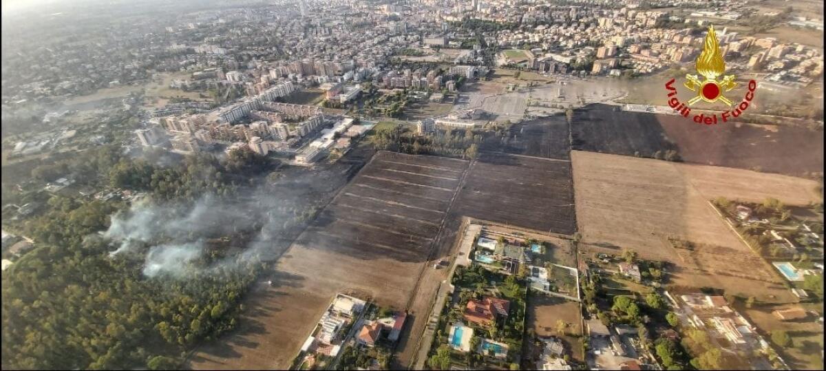 Incendio nella zona di via Isonzo, a Latina: le fiamme distruggono ben 35 ettari di vegetazione. Si sospetta il dolo. Indaga la Procura. - 