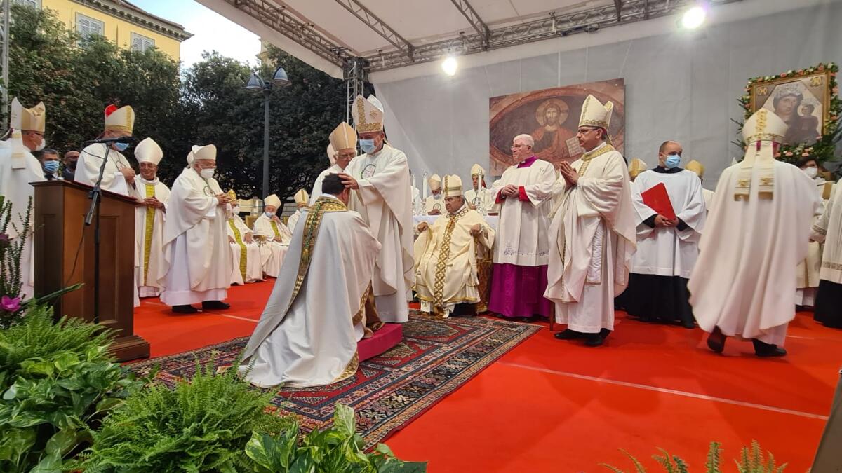 Monsignor Vincenzo Viva consacrato Vescovo. Inizia il suo Ministero Pastorale nella Chiesa di Albano. Le FOTO - 