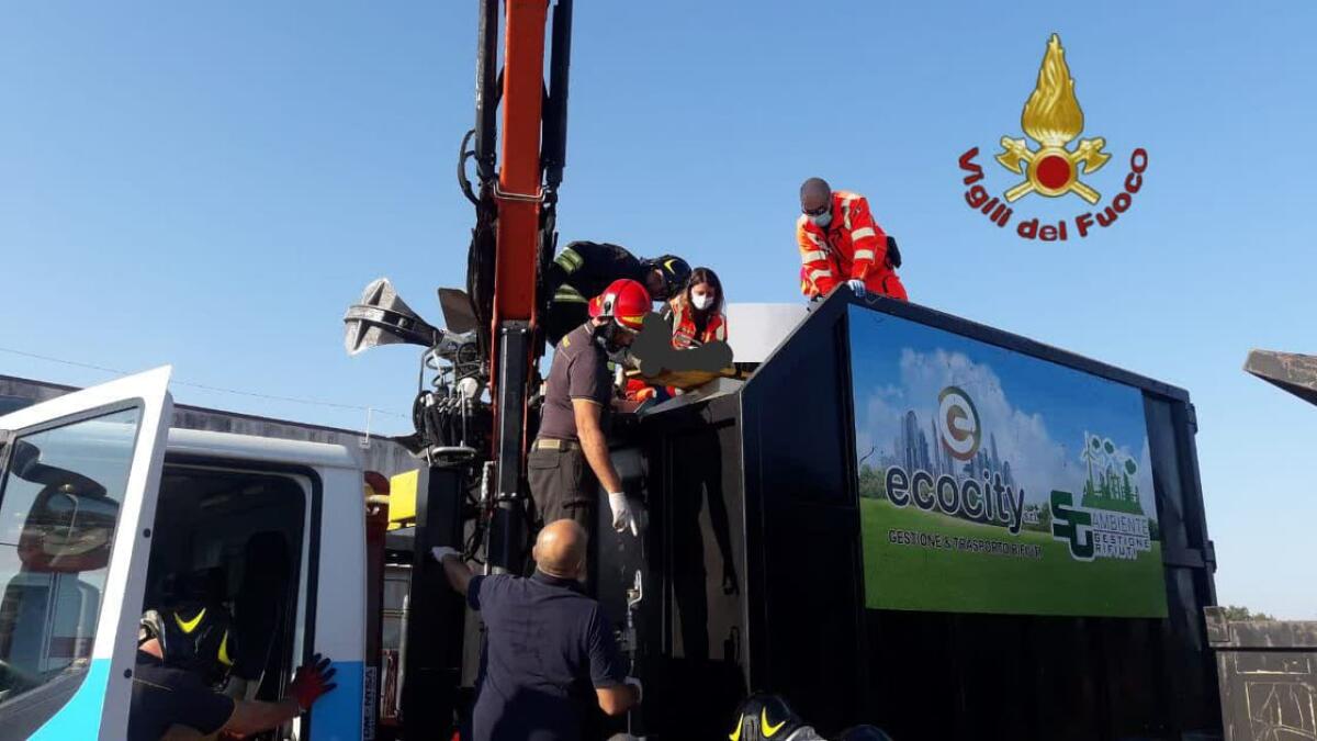 Si sbilancia il braccio mobile del camion e colpisce un operaio: intervento dei Vigili del Fuoco in via Pantanelle, a Nettuno. - 