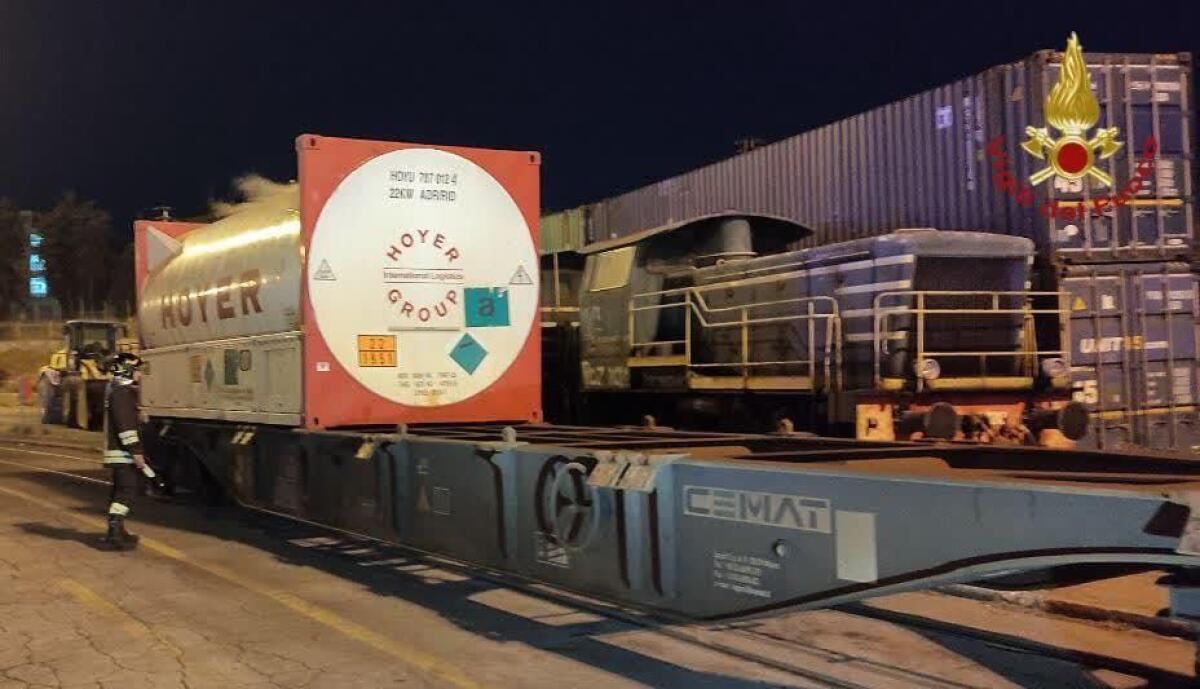 Vagone cisterna perde liquidi, intervento mirato dei vigili del fuoco a Pomezia - 