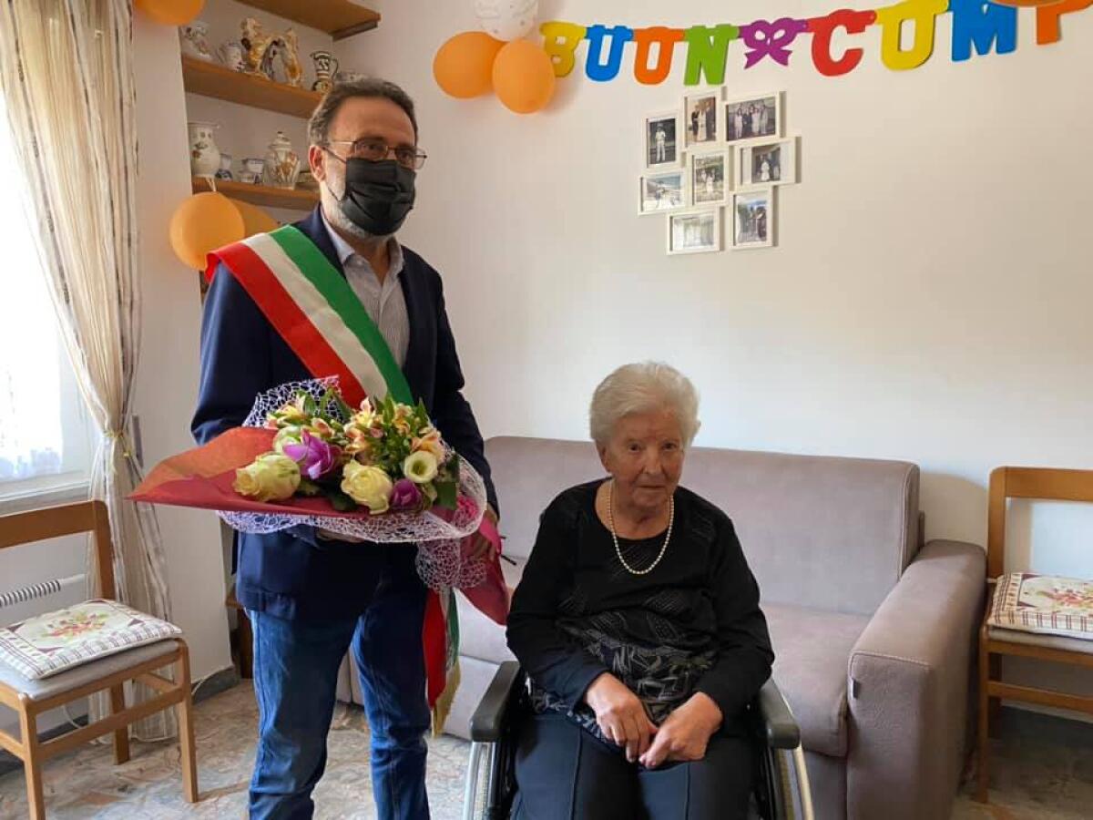 Omaggio del Sindaco di Nettuno, Coppola, alla signora Lidia Passalalpi che oggi compie 100 anni. - 