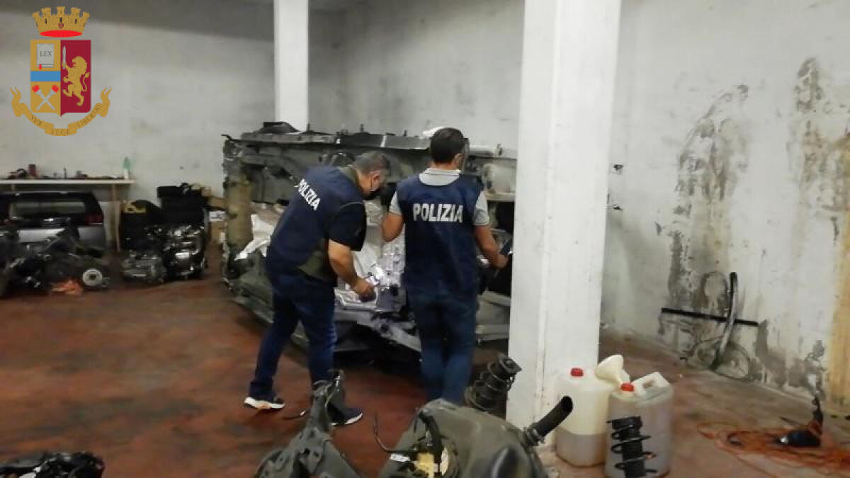 Smontavano auto in un garage la polizia arresta 1 persona e  ne denuncia altre 2 - 