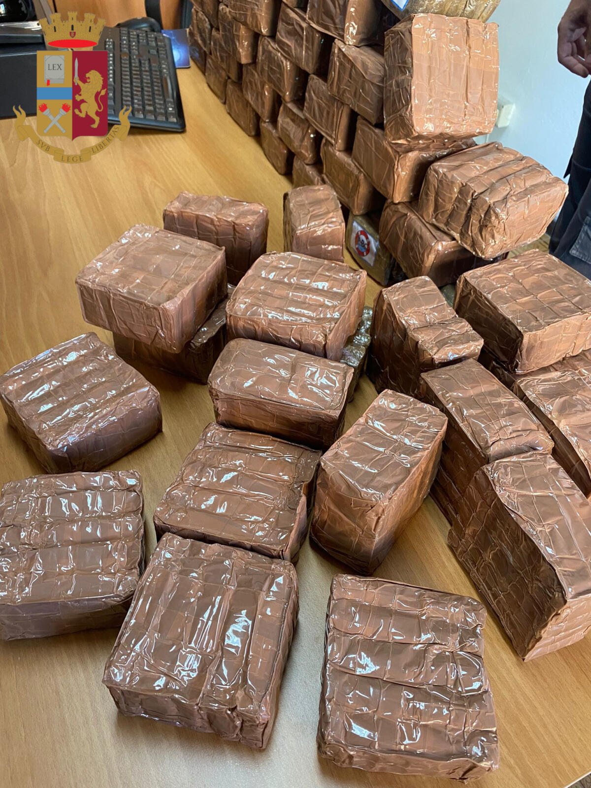 Maxi blitz della Polizia di Roma: sequestrati 30 chili di hashish per un valore al dettaglio di circa 350mila euro. - 