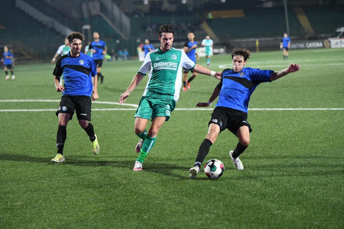 Calcio, serie C: finisce con un pari tra Avellino e Latina. Sassi contro il bus dei tifosi nerazzurri - 