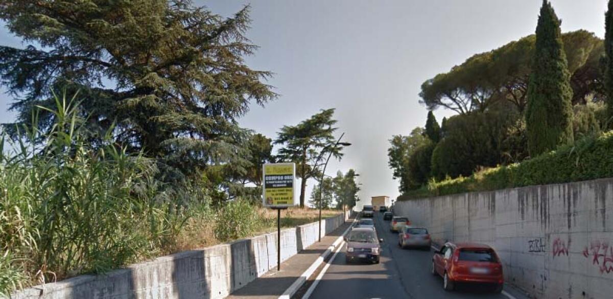 Camion incastrato blocca via del Ginestreto ad Ariccia - 