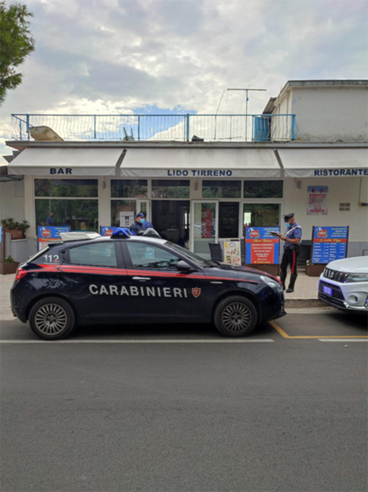 Rapina violenta al “Lido Tirreno” a Scauri: il titolare ferito al volto con i cocci di una bottiglia. I Carabinieri arrestano uno dei responsabili. - 