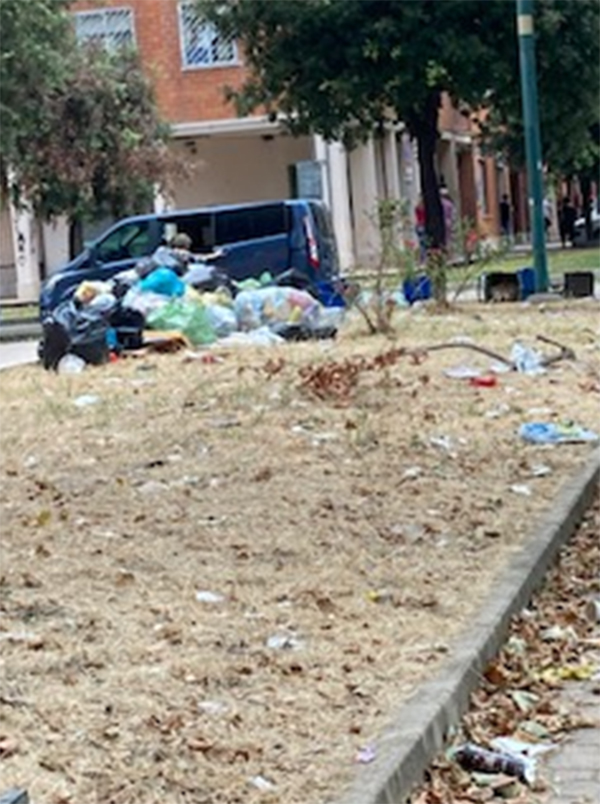 rifiuti intorno al palazzo ex Flavia 82 ad Aprilia