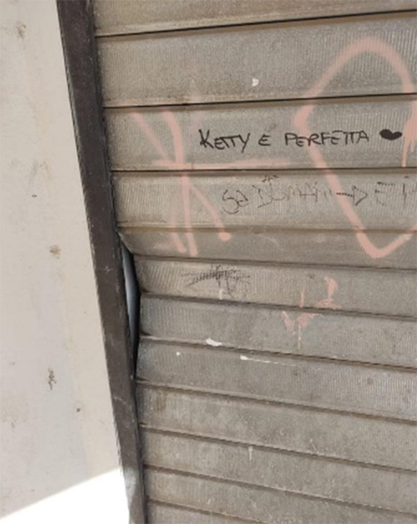 la serranda divelta dell'associazione AISA Lazio