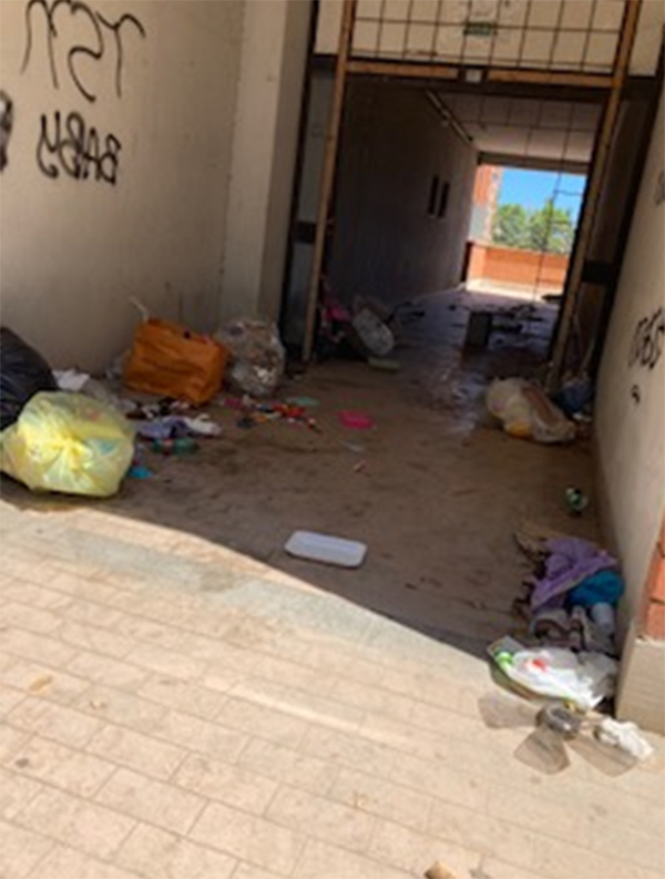 rifiuti intorno al palazzo ex Flavia 82 ad Aprilia