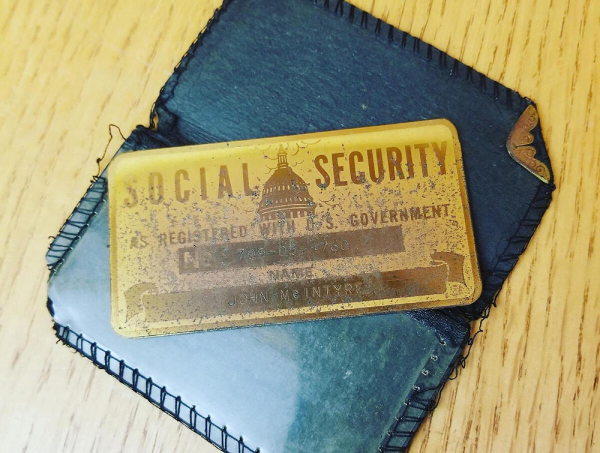 NETTUNO, importante ritrovamento risalente allo sbarco degli Alleati: recuperata una tessera della previdenza sociale USA di 77 anni fa FOTO - 