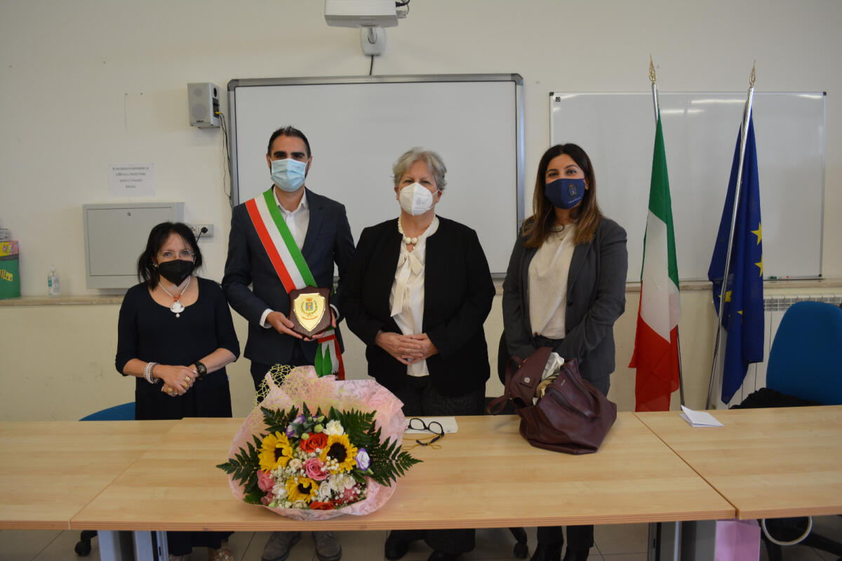 La preside Miotto dell'Istituto Pestalozzi di Torvaianica va in pensione - 