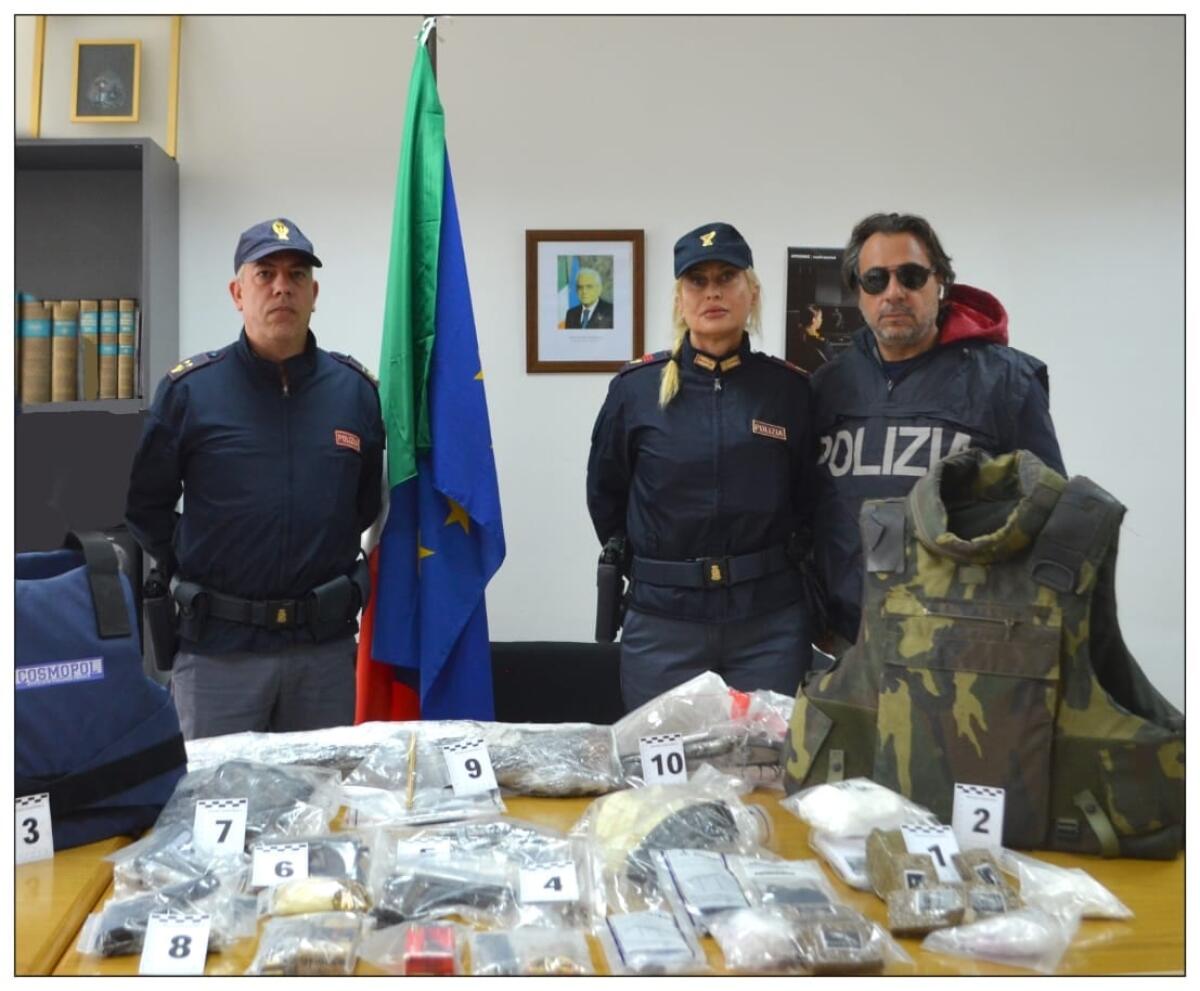 Blitz della Polizia in un garage a Nettuno, scoperto un vero arsenale, con armi da guerra e clandestine. 43enne di Anzio in manette. - 
