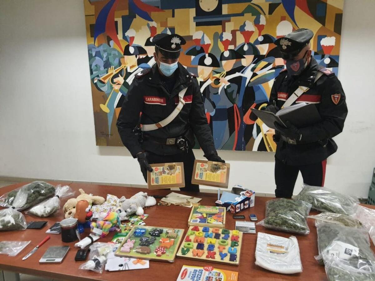 In due arrestati dai Carabinieri di Aprilia durante la consegna di un pacco postale: nel plico droga nascosta tra i giocattoli. VIDEO - 