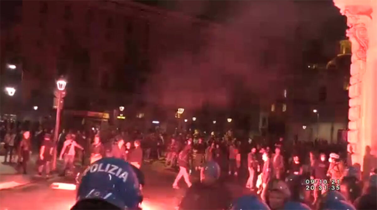 Rintracciato dalla Digos in un B&b di Latina uno dei 12 arrestati per le violenze in piazza a Roma dei “no green pass”. - 