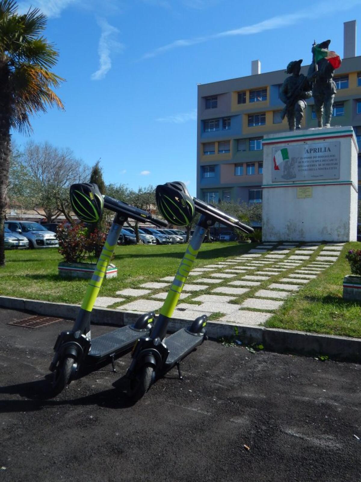 Dopo lo stop per atti vandalici, account fake e frodi, sta per tornare ad Aprilia il servizio di monopattini in sharing dell’azienda LINK. - 