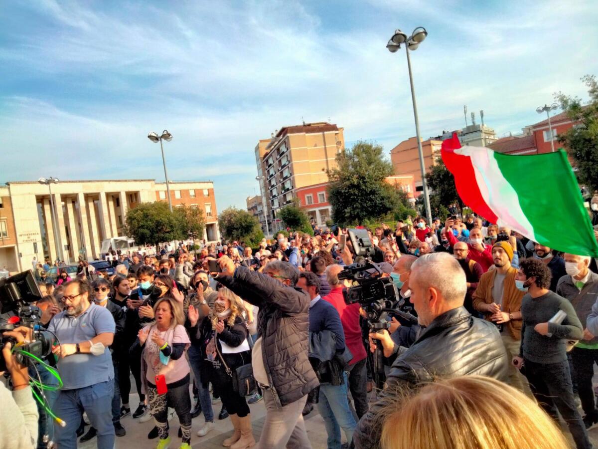 LATINA, VINCE DAMIANO COLETTA: SI FESTEGGIA AL POINT ELETTORALE - VIDEO - 