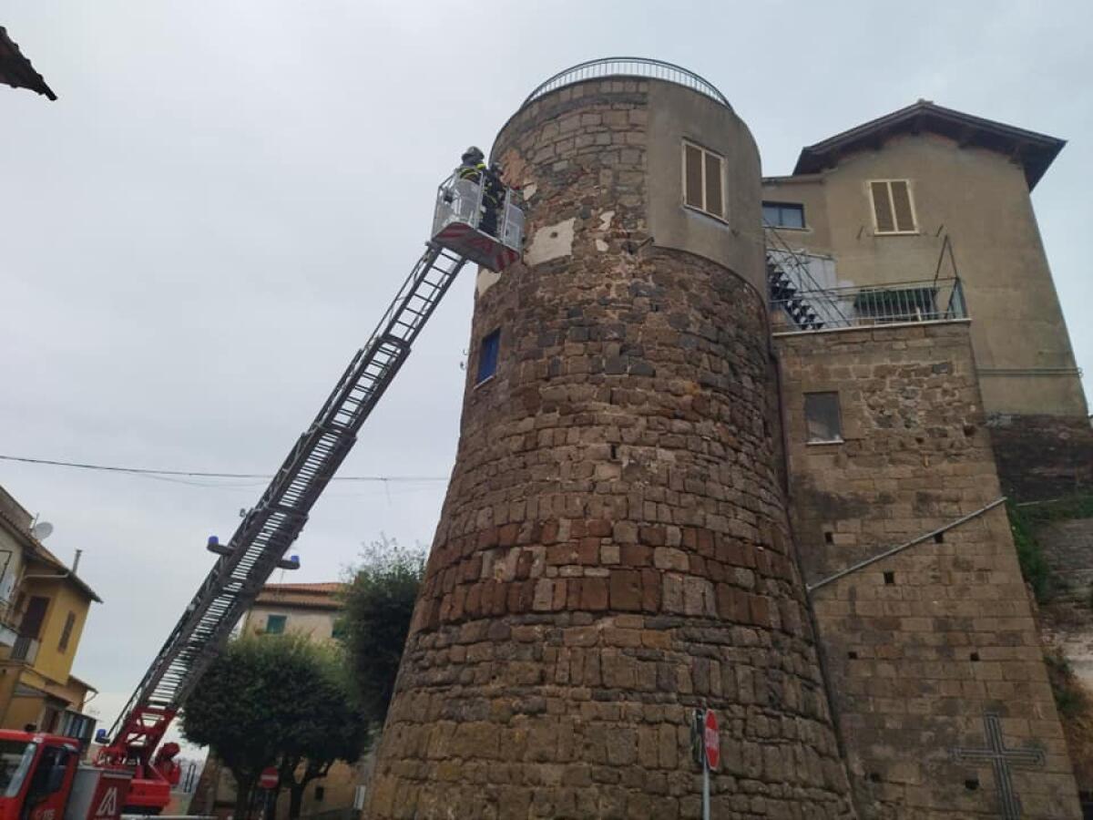 Intonaci pericolanti a ridosso della torre medievale di Lanuvio: intervengono i Vigili del Fuoco e la Protezione Civile. - 