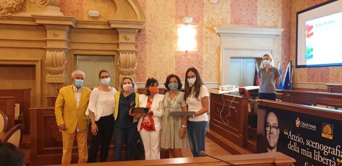 Il Comune di Anzio consegna agli Istituti Comprensivi della città cinque tablet-pc, destinati agli alunni e agli studenti con disabilità. - 