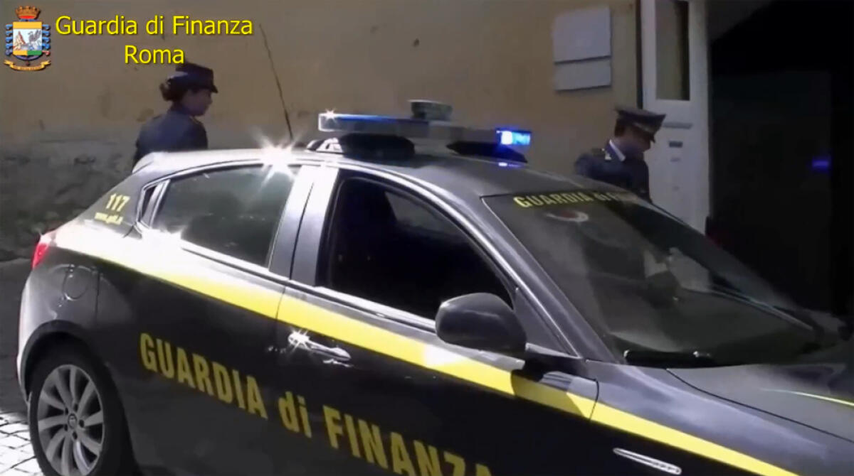 Scoperta ai Castelli Romani, a Marino, un’officina abusiva con annessa discarica. Operazione della Finanza. - 