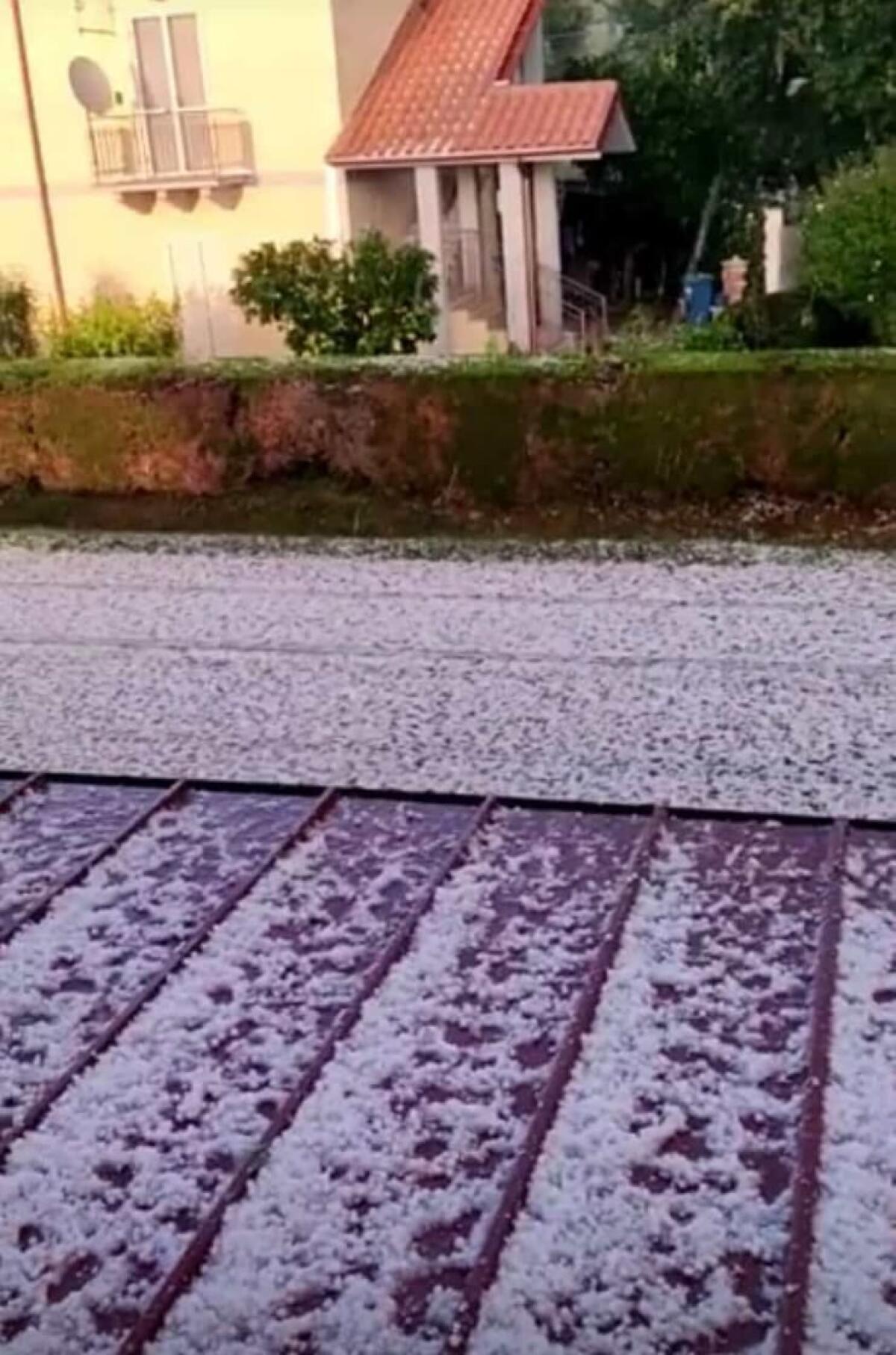 Violenta grandinata ieri pomeriggio sui Monti Lepini, imbiancate le strade di Sermoneta. Grandine anche a Latina. - 