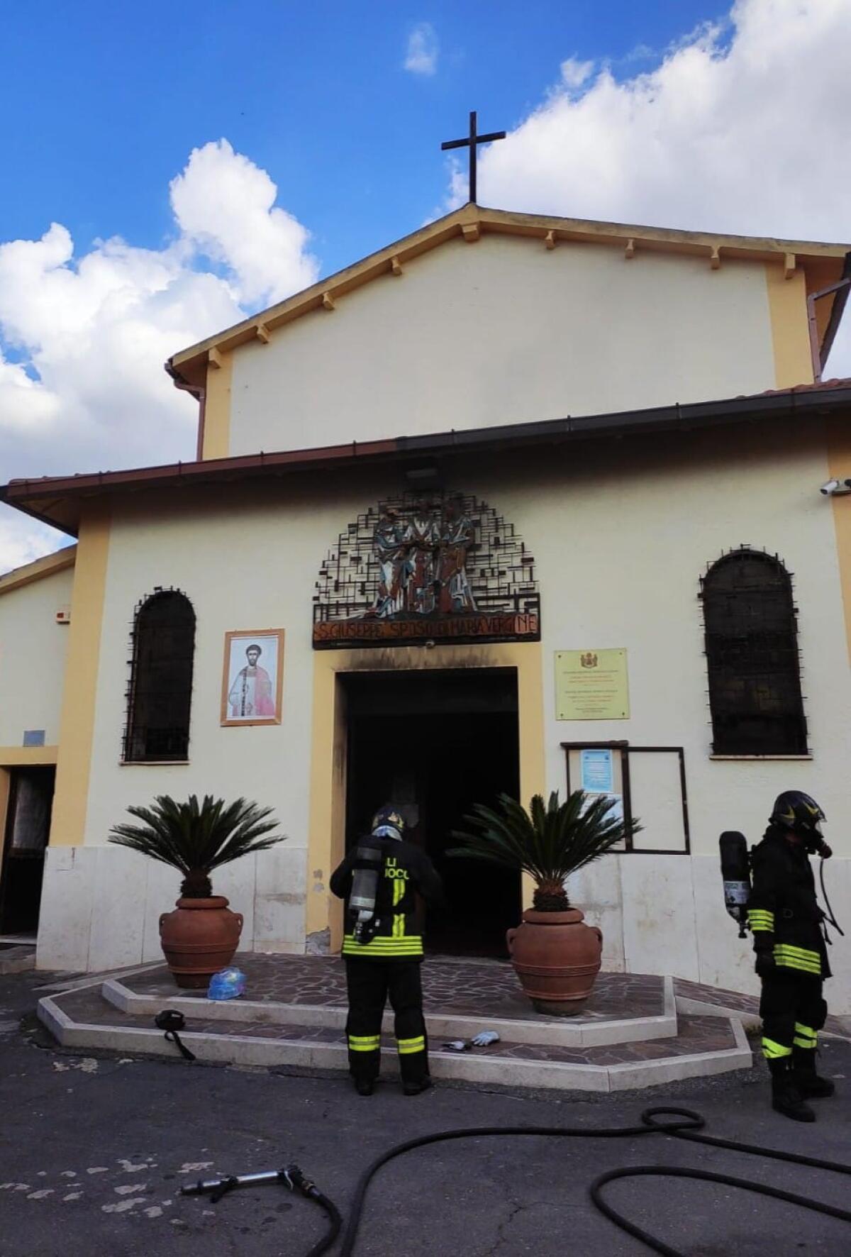 Incendio a Pavona, danni alla chiesa Ortodossa: ora è inagibile - 