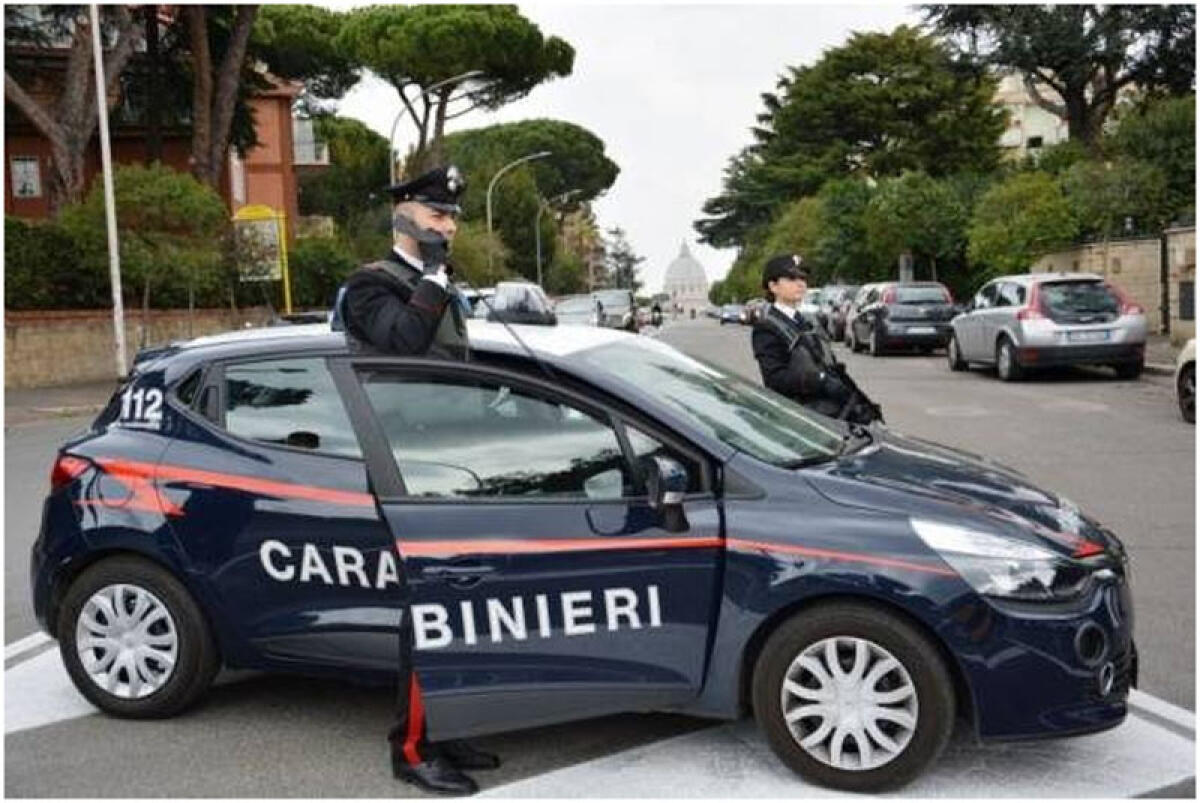 Escono fuori strada con l’auto, a Latina, per eludere un controllo: i Carabinieri denunciano un 21enne della provincia di Roma. - 