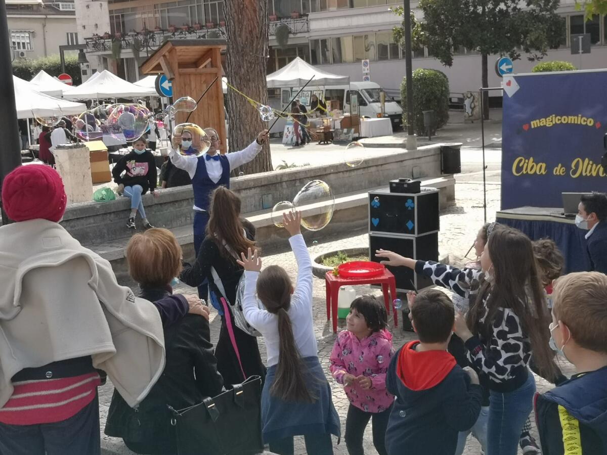 In tanti partecipano al mercatino di piazza Roma ad Aprilia - 