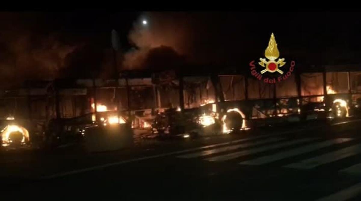 Enorme incendio alla rimessa Atac di Via Prenestina, a Roma: sono circa 30 gli autobus coinvolti. - 
