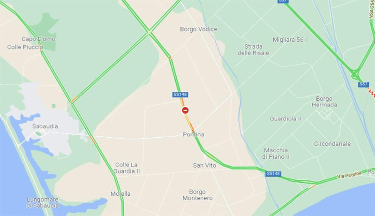 Cede un tratto di asfalto: chiuso temporaneamente un tratto della Pontina, a Terracina. - 