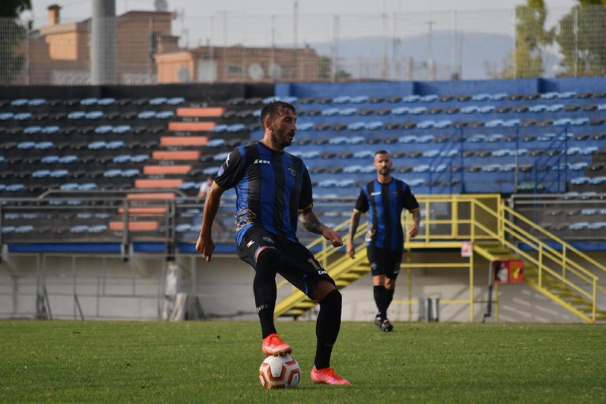 Calcio di serie C: pesante sconfitta del Latina in casa contro Catanzaro. I nerazzurri contestati dai propri tifosi. - 
