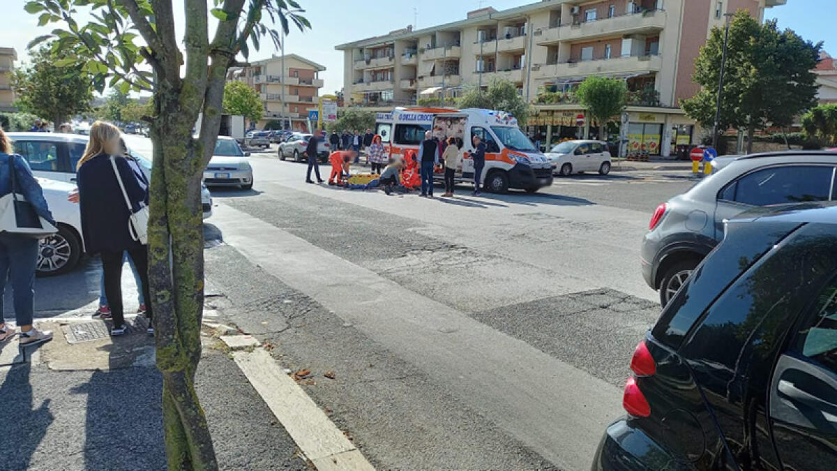 Brutto incidente tra un’auto ed un monopattino lungo via Toscanini, ad Aprilia, all’incrocio con via Pizzetti. - 