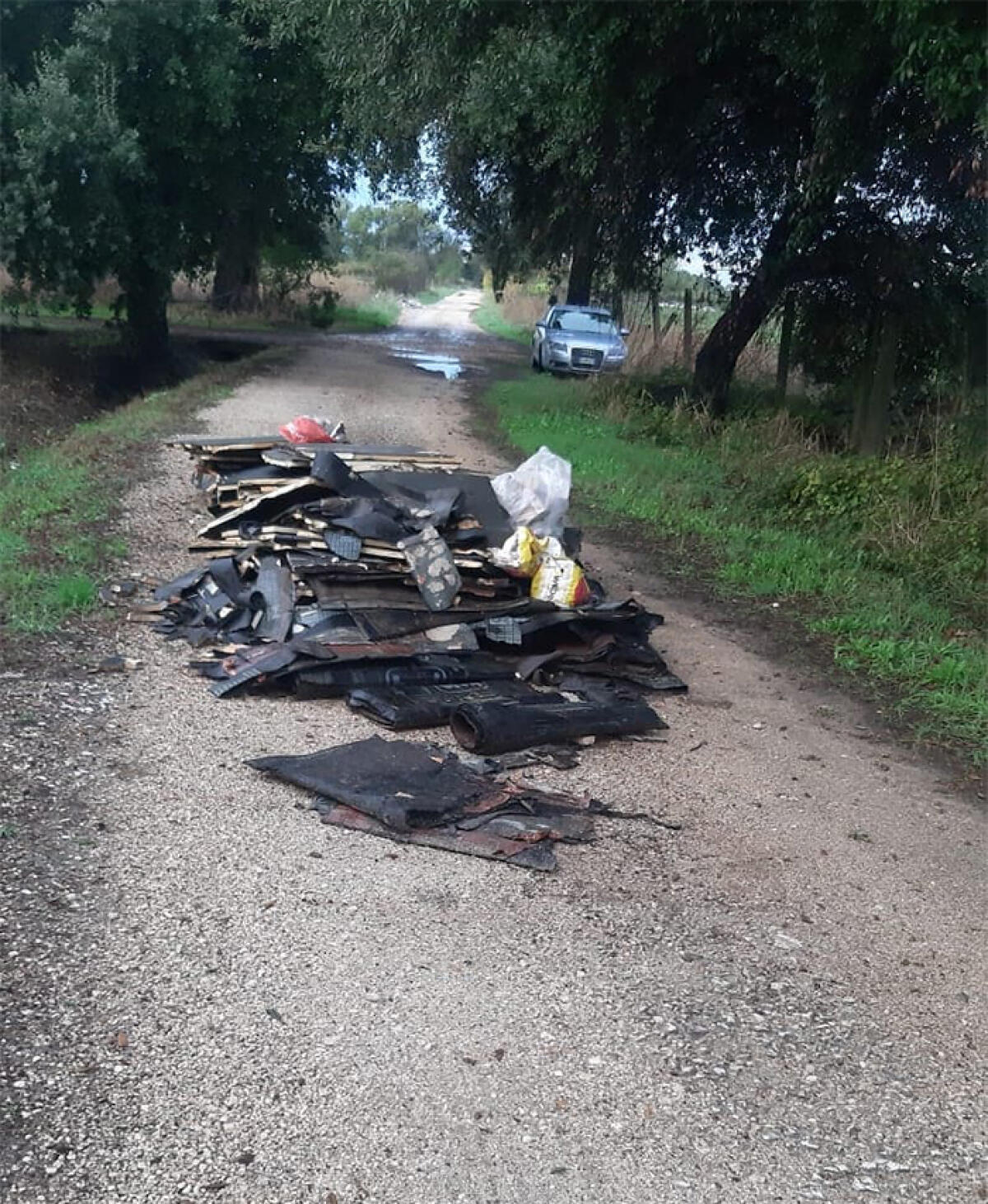 Rifiuti abbandonati in strada ad Aprilia, sulla strada del cimitero di Carano, bloccano il passaggio. Il Comune intervenga. - 