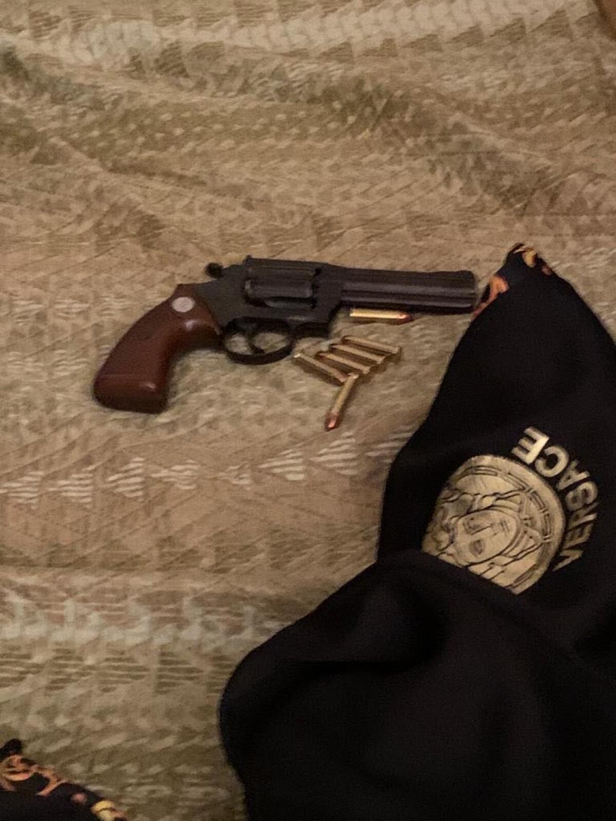 Fermato per un controllo viene trovato con un revolver con matricola abrasa: 66enne di Aprilia in arresto - 