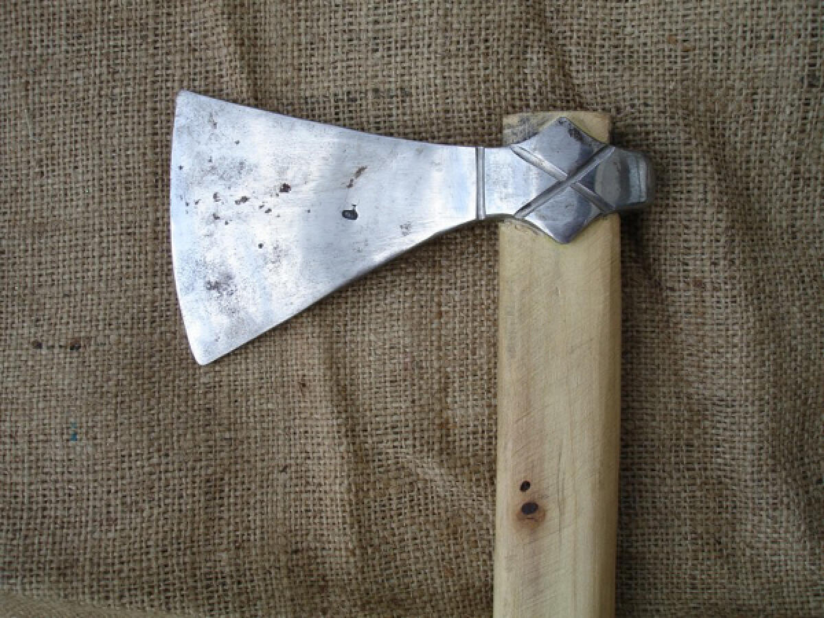 Minaccia la figlia con un’ascia, pretendendo di entrare in casa a tutti i costi. 50enne di Cisterna arrestato dai Carabinieri. - 