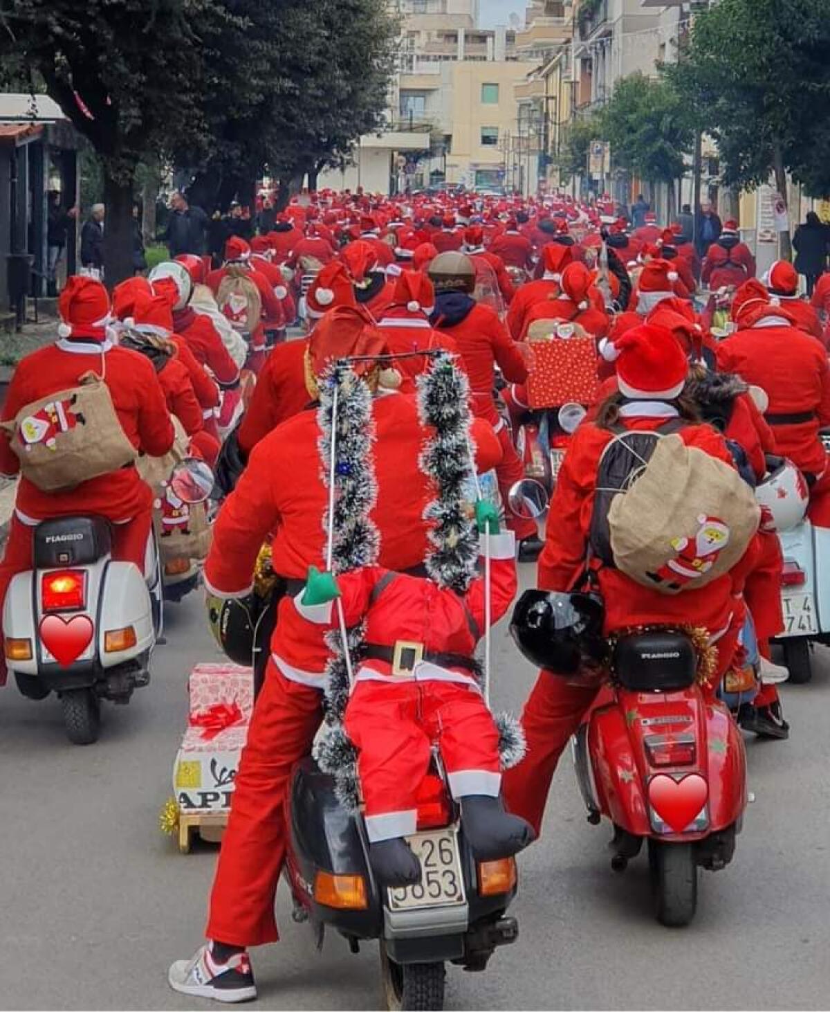 Ad Aprilia torna Babbo Natale in Vespa: si punta al record di 170 partecipanti - 