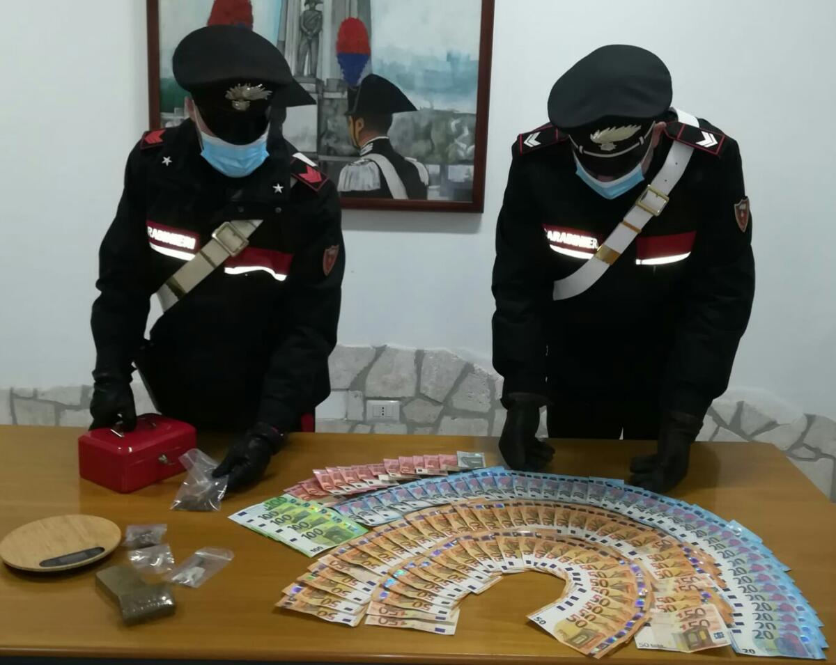 Due giovani arrestati dai carabinieri di Pomezia per spaccio: sotto sequestro hashish e 4 mila euro - 