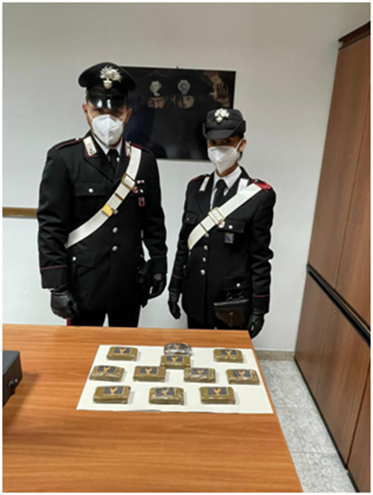 Quasi un chilo di hashish nascosto nel ripostiglio di una palazzina a Latina - 