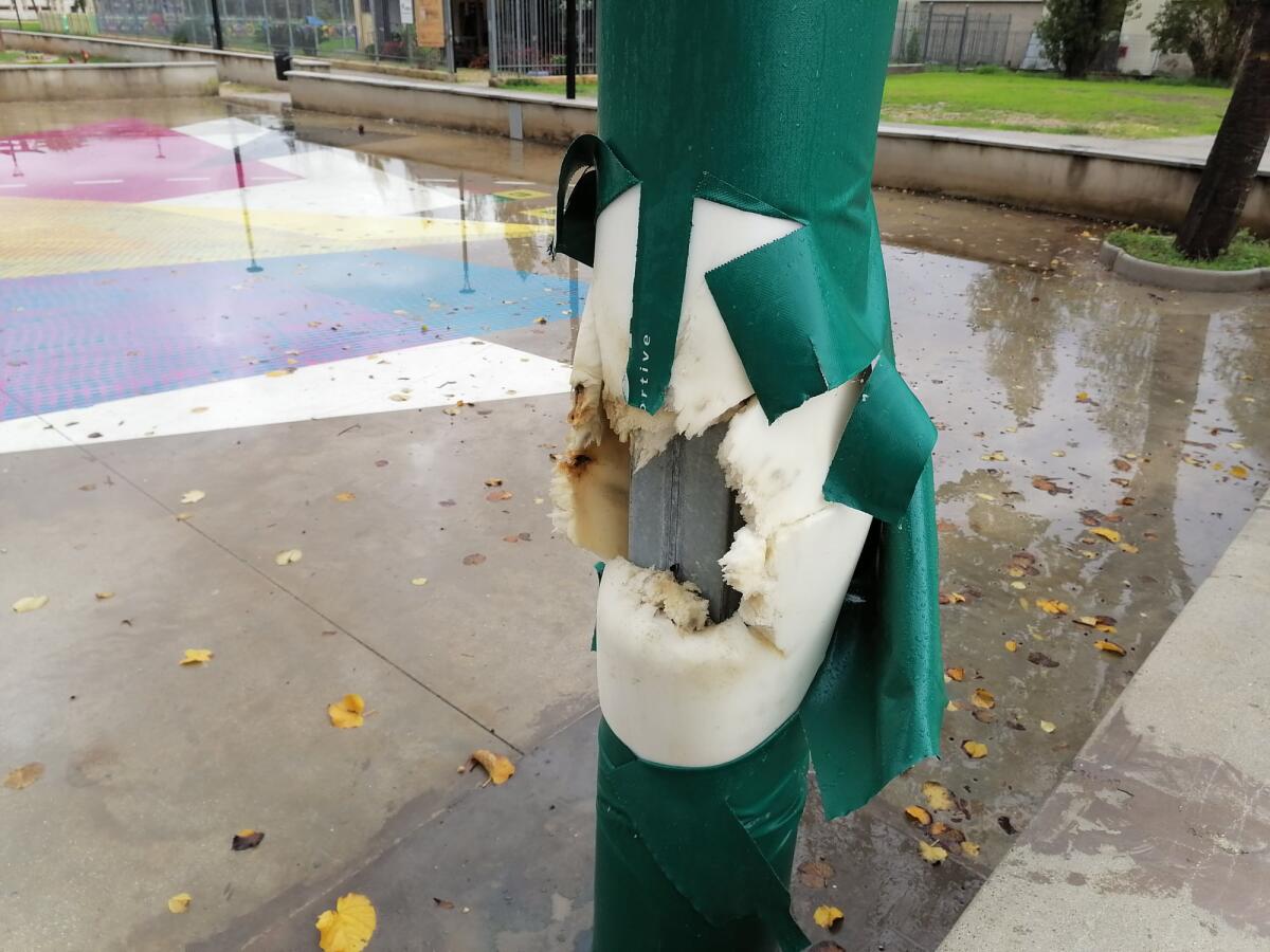 Vandali al parco Europa di Aprilia: danneggiato il canestro - 