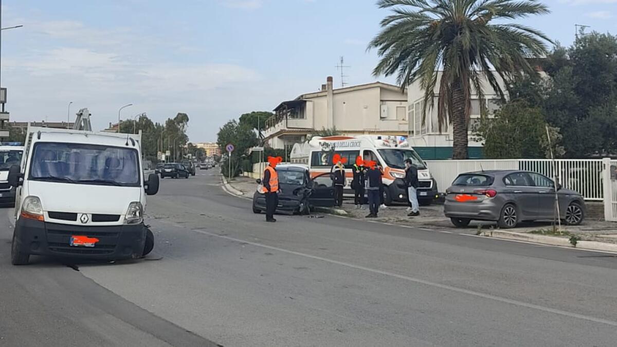 Incidente in via Toscanini, ad Aprilia, tra un’auto ed un camioncino Renault. 75enne condotto in clinica. - 