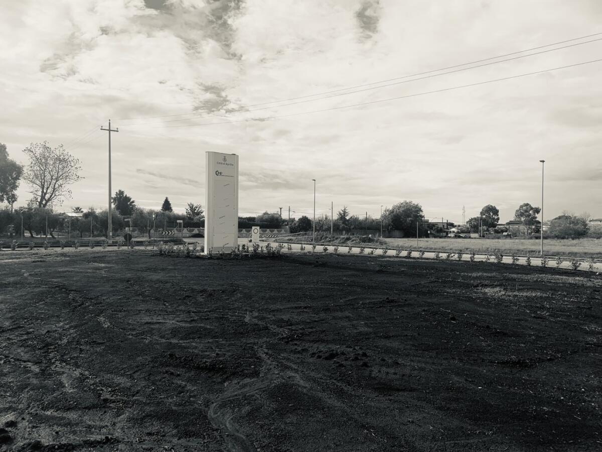 Aprilia - Area artigianale, inaugurato totem realizzato dal Consorzio sulla rotatoria di via dei Giardini - 