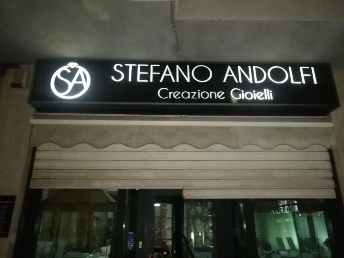 Colpo da 70.000 euro in piena notte alla gioielleria “Andolfi” di via Cimarosa, ad Aprilia. Indagini a tamburo battente dei Carabinieri. FOTO - 