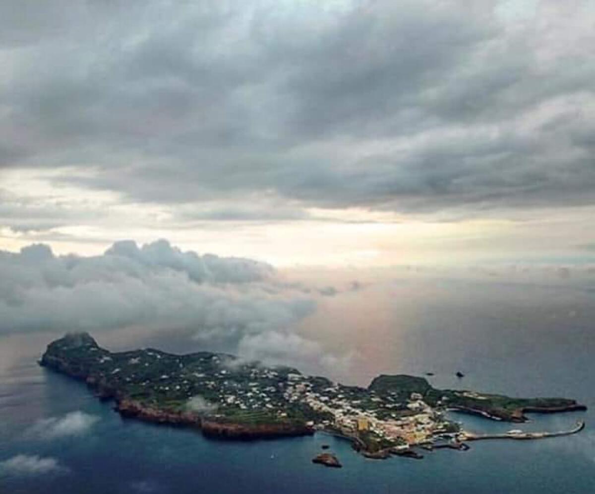 Maltempo, modifiche di orario per gli spostamenti verso le isole pontine - 