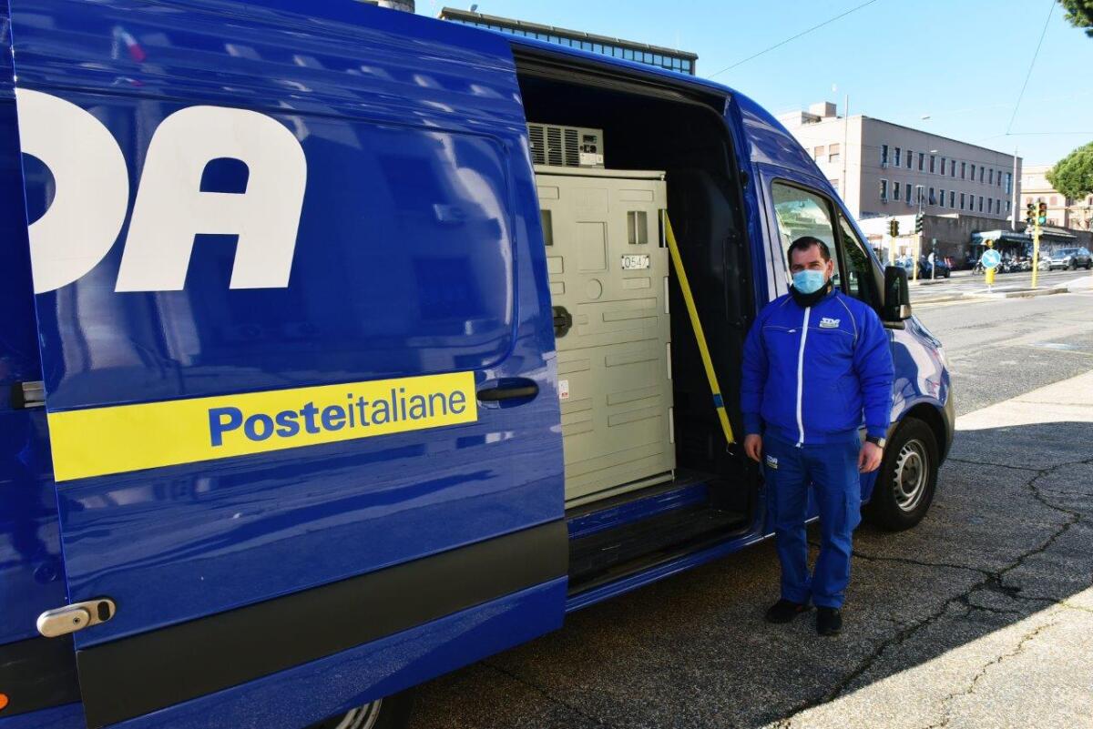 Poste Italiane è impegnata nella consegna dei vaccini: questo lunedì 10mila dosi di Moderna al Goretti ed altre 10mila all’Ospedale dei Castelli. - 