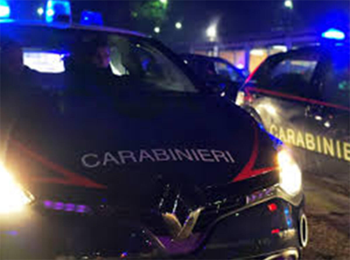 Investe una donna a Tor San Lorenzo, lasciandola a terra ferita gravemente. Il figlio della vittima esce in strada e spara colpi di pistola. Due arresti. - 