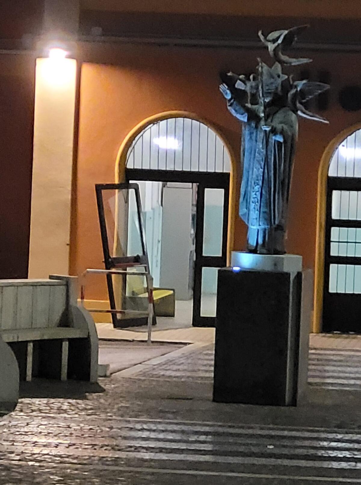 Vandali in azione alla stazione di Velletri: danni e vetri rotti - 