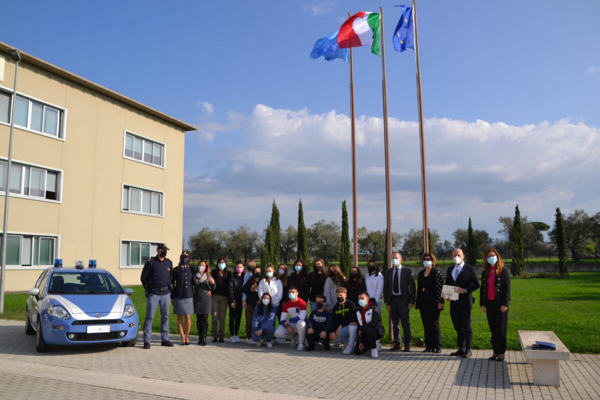 Gli studenti dell’Istituto Rosselli di Aprilia ricevono dal Questore l’attestato di partecipazione al progetto “PretenDiamo legalità” - 